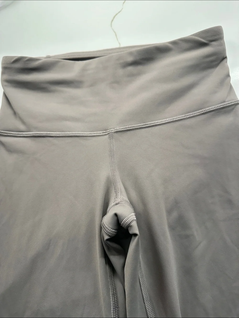 lululemon Women’s Athletic Pants – Taupe /white Size 2